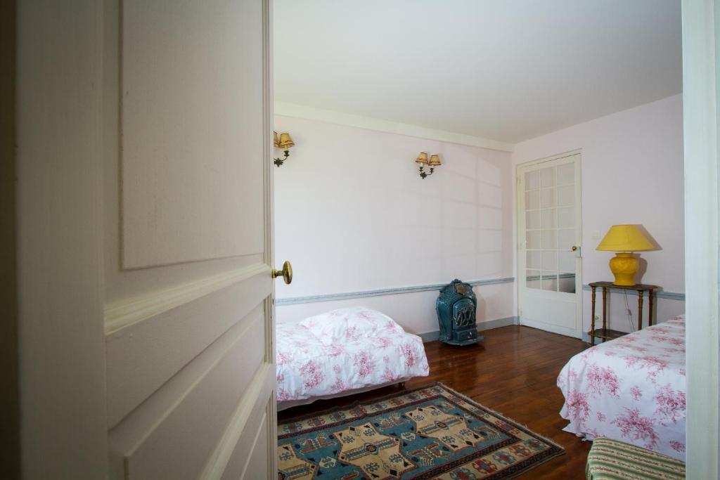 Chateau De La Madeleine Bed and Breakfast Pressagny-lʼOrgeuilleux Habitación foto