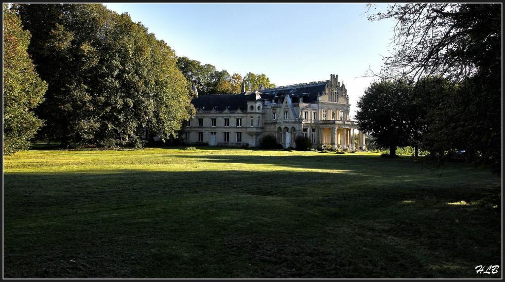 Chateau De La Madeleine Bed and Breakfast Pressagny-lʼOrgeuilleux Exterior foto